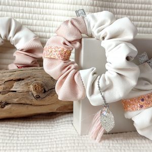 🇫🇷 Underwater Treasure Pink/White – Scrunchie-bijou personnalisable by Oräkhova