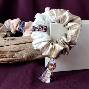 🇫🇷 Mermaid Shimmer Dream White/Gold – Scrunchie-bijou personnalisable by Oräkhova