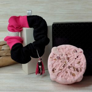 🇫🇷 Coffret Oxana argenté – Scrunchie-bijou et bombe de bain senteur rose by Oräkhova